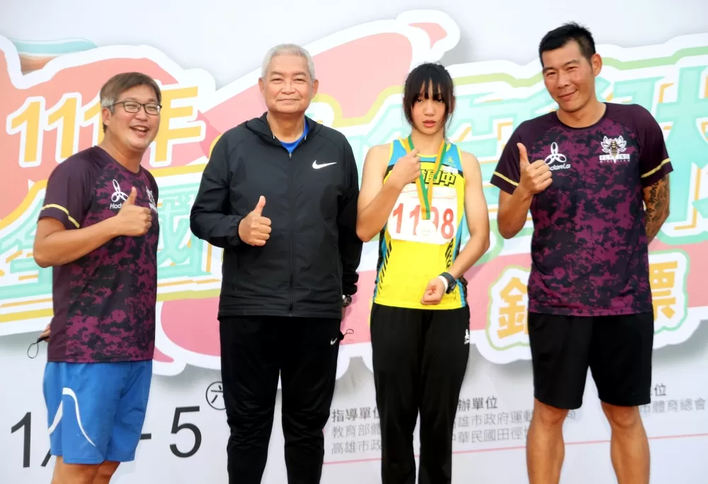 林沛萱（右二）和教練陳鴻傑（右）、鍾彩榮（左）及潘瑞根老師合影。林嘉欣／攝影。