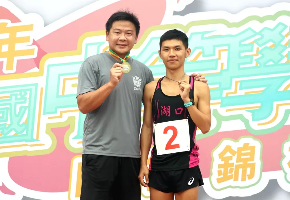 徐立紘和教練朱盛豐。林嘉欣／攝影。