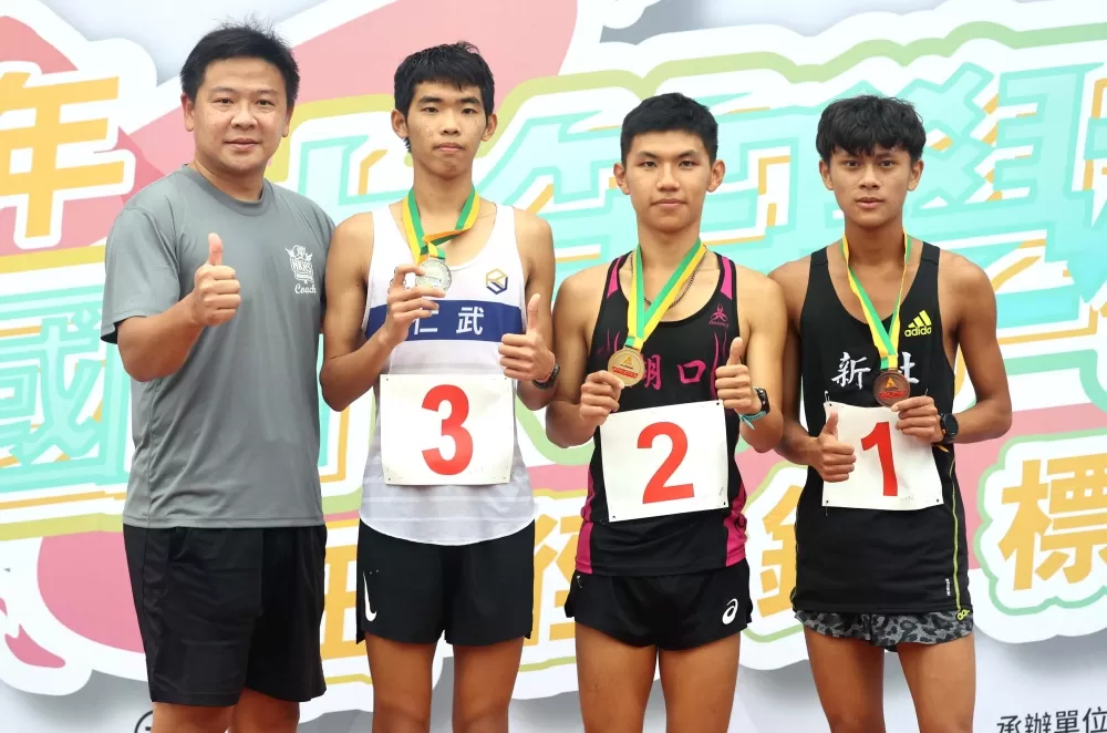 徐立紘(右二)破大會,任宥杰(左二)、田睿祥分居二、三。林嘉欣/攝影。