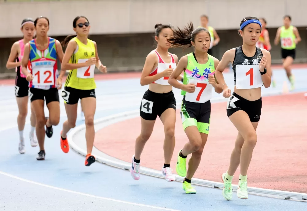 152公分的黎齊琪（前）在3000M破大會。林嘉欣／攝影。