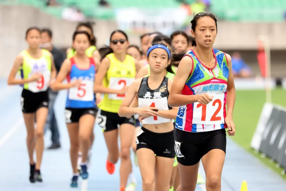 152公分的黎齊琪（右二）在3000M破大會。林嘉欣／攝影。