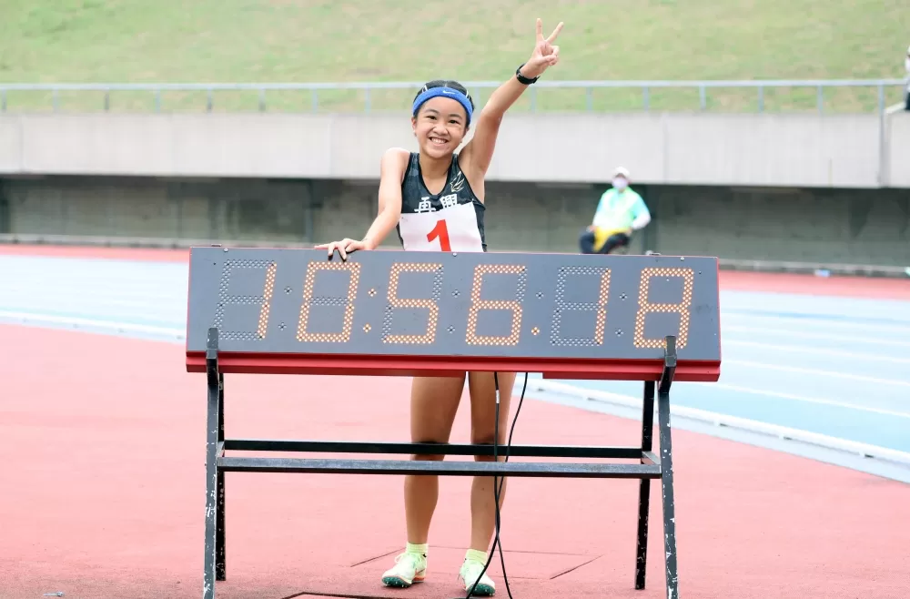 152公分的黎齊琪在3000M破大會。林嘉欣/攝影。