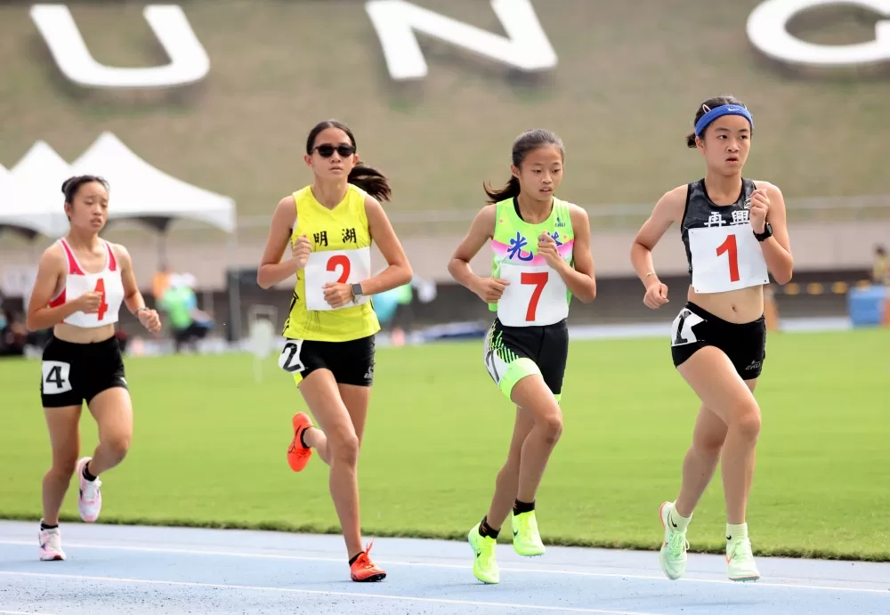 152公分的黎齊琪（前）在3000M破大會。林嘉欣／攝影。