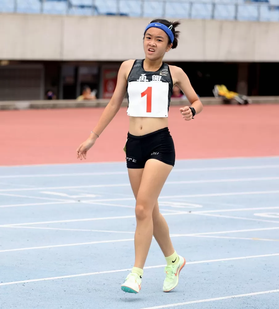 152公分的黎齊琪在3000M破大會。林嘉欣／攝影。