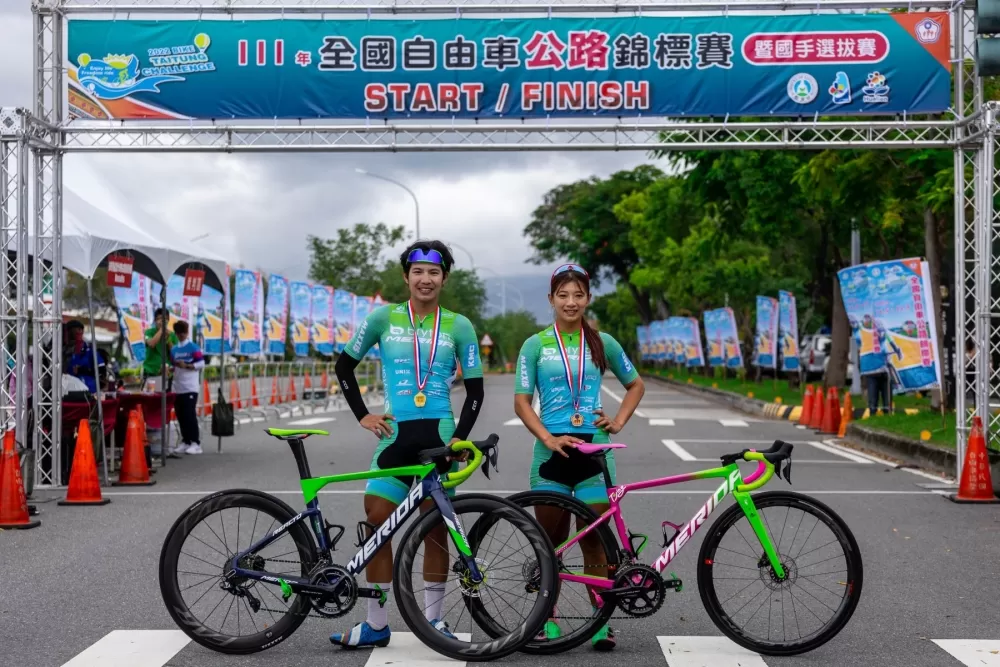 111年全國自由車公路錦標賽，高雄市Bryton美利達車隊的劉恩杰(左)和黃亭茵(右)稱王封后。自由車協會提供。