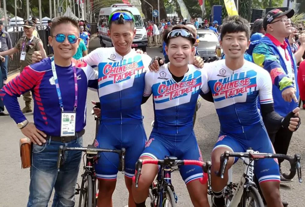 雅加達亞運中華隊馮俊凱(左二起)、劉恩杰和陳建良，出發前和教練楊東蓁(左)合照。楊東蓁／提供。