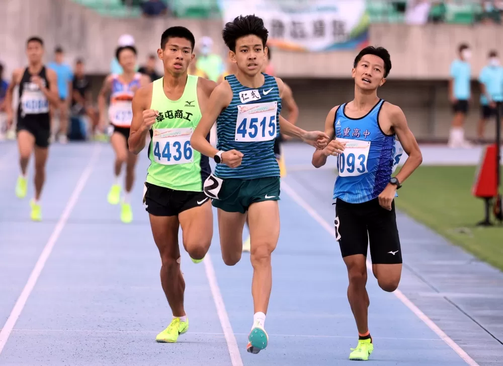 高男1500公尺決賽,兩位小高一簡子傑(前)、曾子軒(右)金包銀。林嘉欣/攝影。
