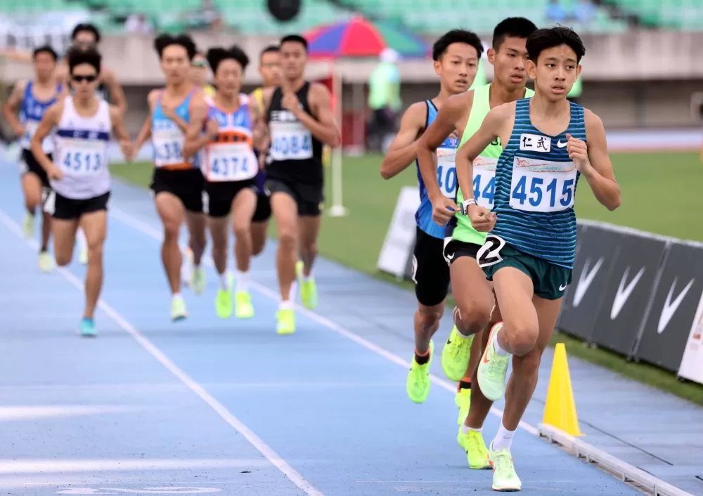高男1500公尺決賽,高市仁武高中簡子傑(前)3:58.14奪金。林嘉欣/攝影。