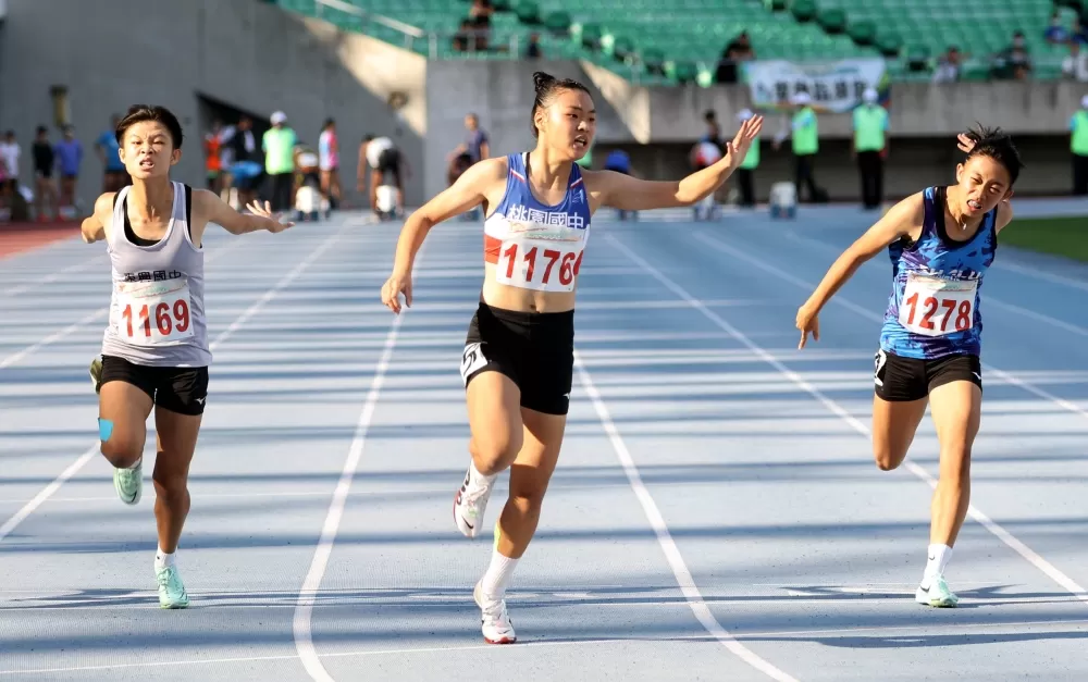 桃園國中黃郁庭（中）成為全中錦史上第一位五金后。林嘉欣／攝影。