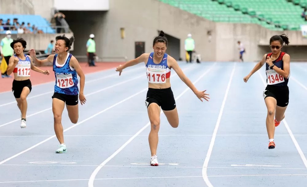 桃園國中黃郁庭（右二）成為全中錦史上第一位五金后。林嘉欣／攝影。