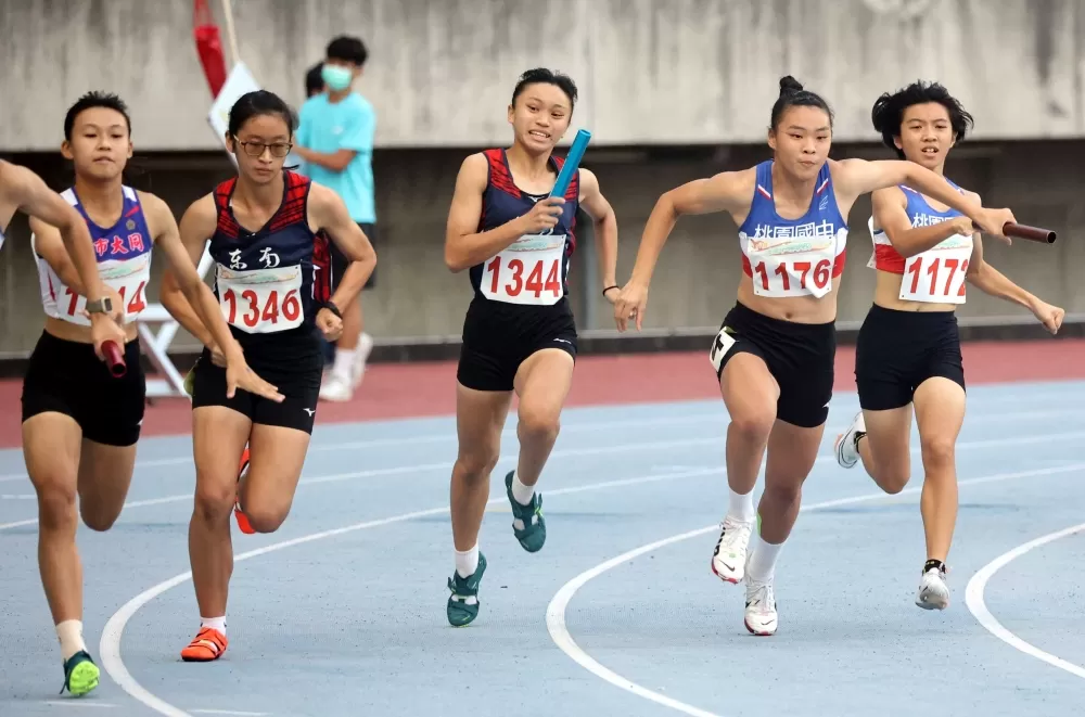 桃園國中黃郁庭（右二）成為全中錦史上第一位五金后。林嘉欣／攝影。