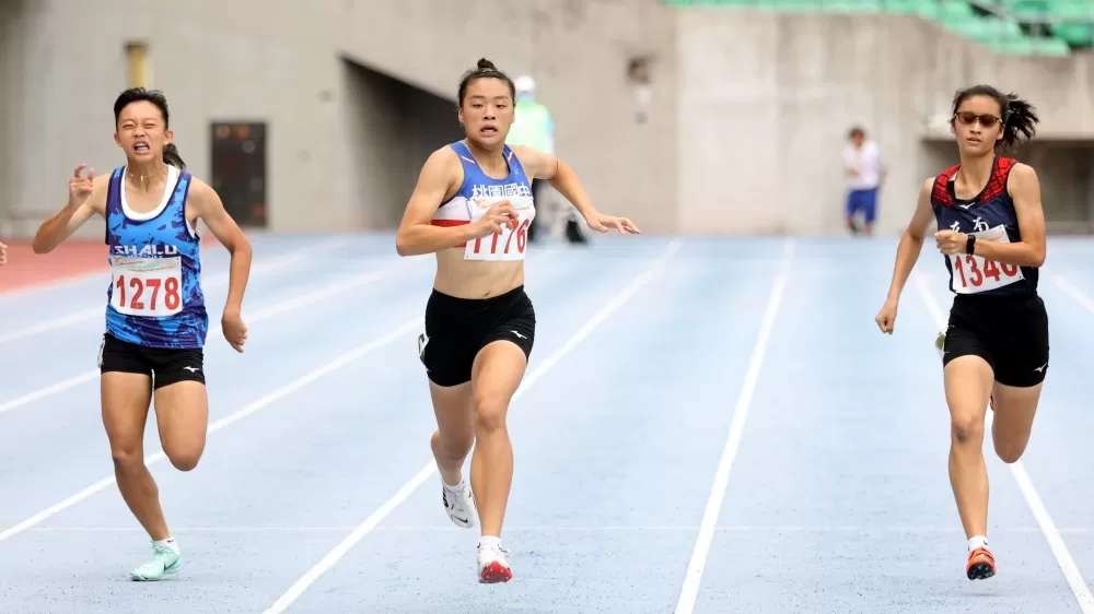 桃園國中黃郁庭（中）成為全中錦史上第一位五金后。林嘉欣／攝影。