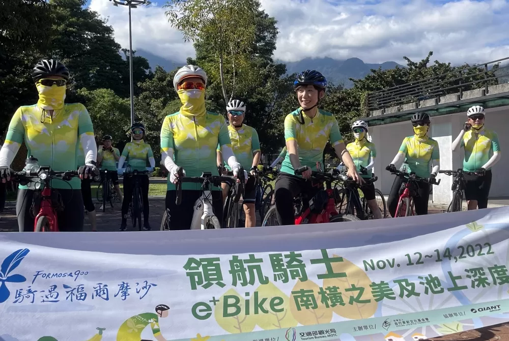 悠遊卡公司董事長陳亭如（前排左起）、自行車新文化基金會董事長劉麗珠和交通部觀光局主任秘書林佩君參加領航騎士團。自行車新文化基金會／提供。