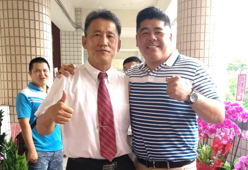 羅尚策和屏東市中正國中長劉瑞富(左)。羅尚策提供。