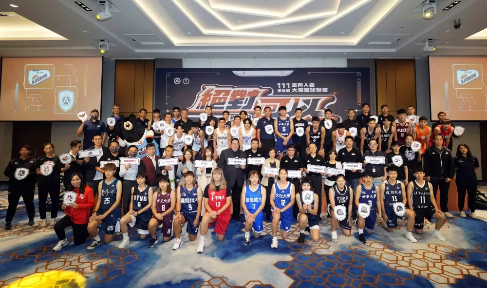 富邦人壽UBA大專籃球聯賽開賽記者會大合照。大專體總提供。下同。
