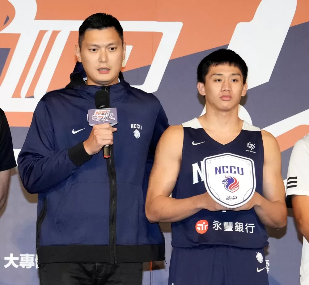 男一級衛冕軍政治大學總教練陳子威(左)及升上大四的林彥廷自信喊出創造歷史「絕對可以」。