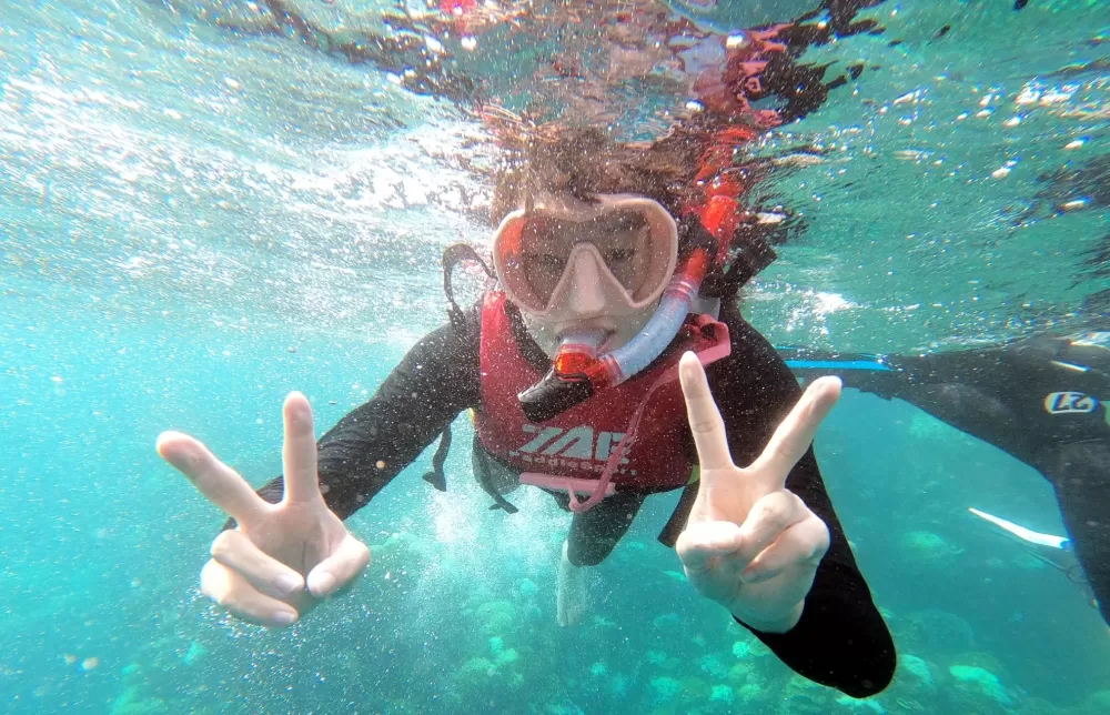 上季蟬聯助攻后的文化大學黃巧鈞完成浮潛初體驗。大專體總提供。下同。