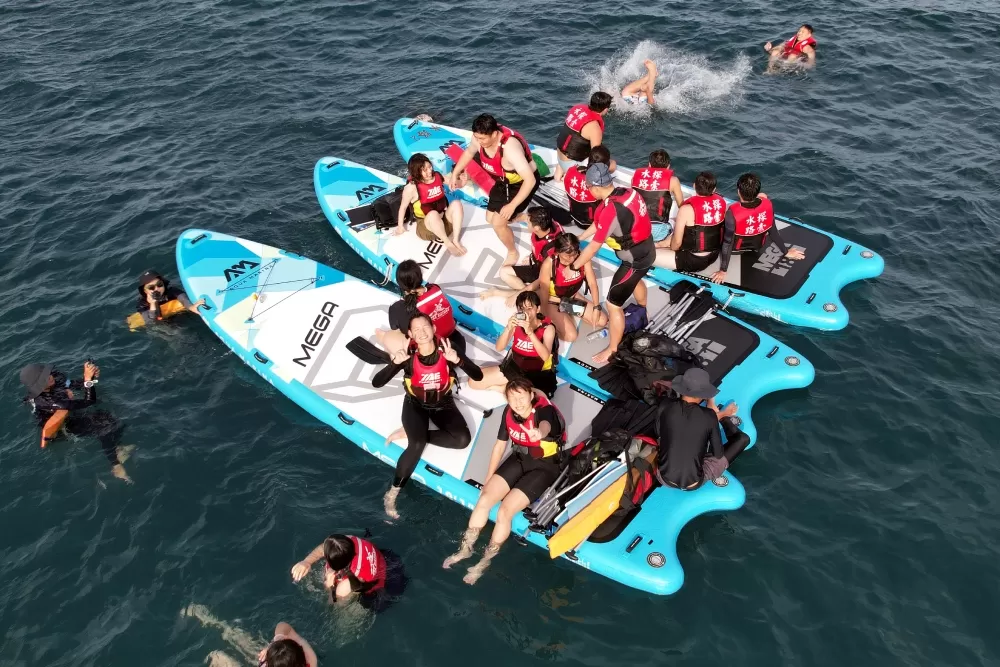 文化郭虹廷、黃巧鈞(前排)前進宜蘭豆腐岬進行水域活動。