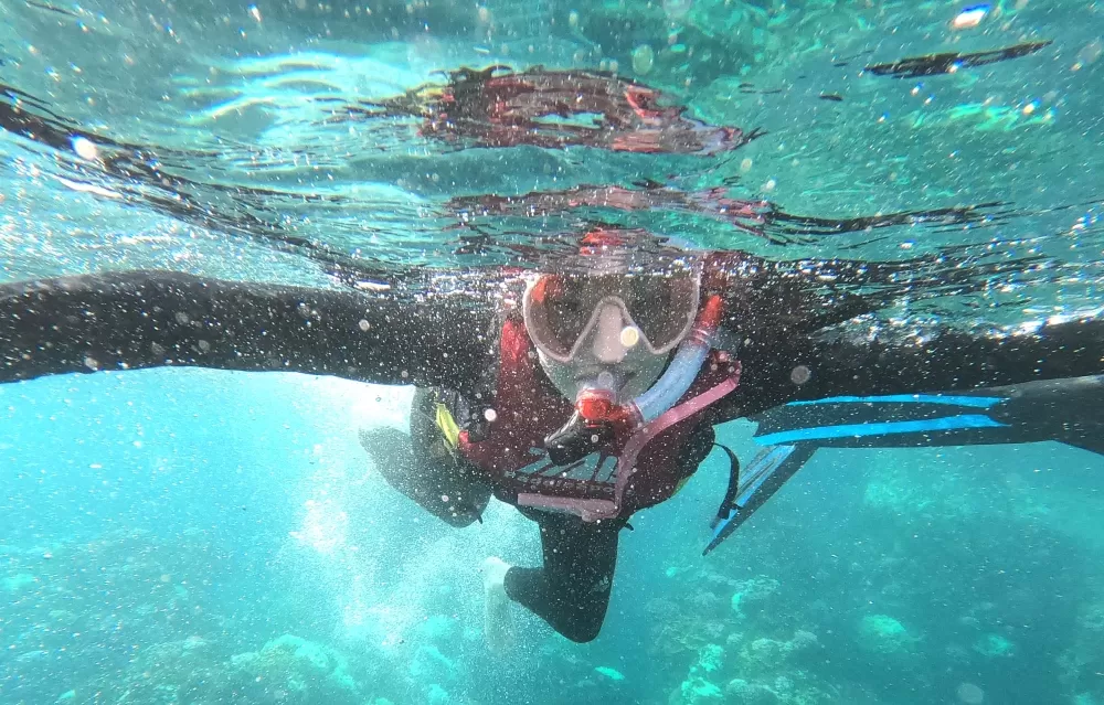 UBA上屆新人后、文化大學郭虹廷探索水下世界。