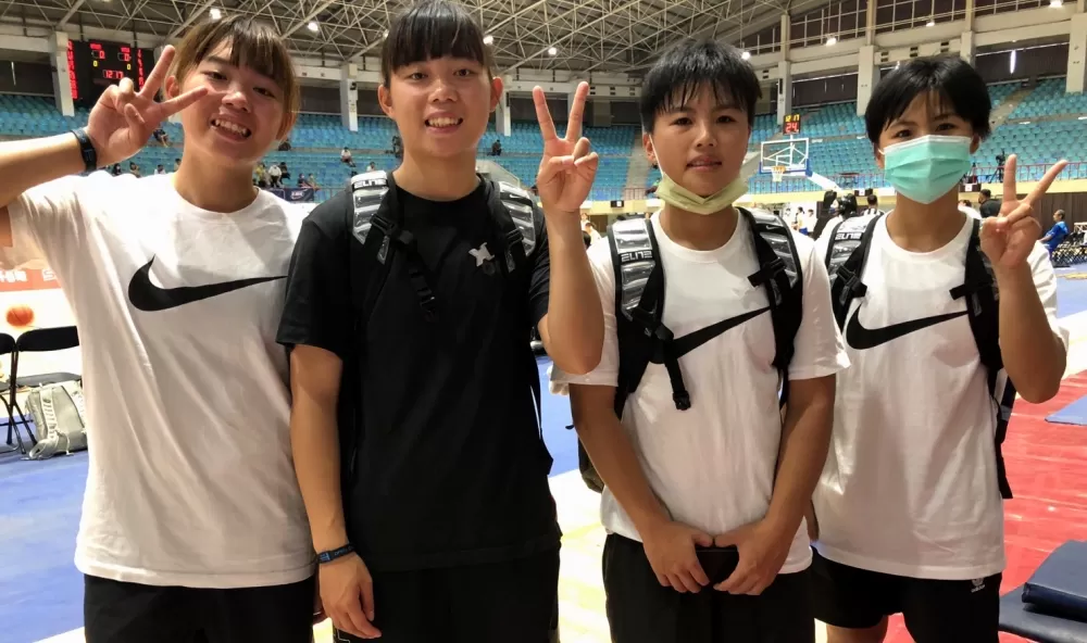 美和2對雙胞胎許可欣（左起）、許可微、蔡幸瑜、蔡幸瑄合作無間、享受比賽。