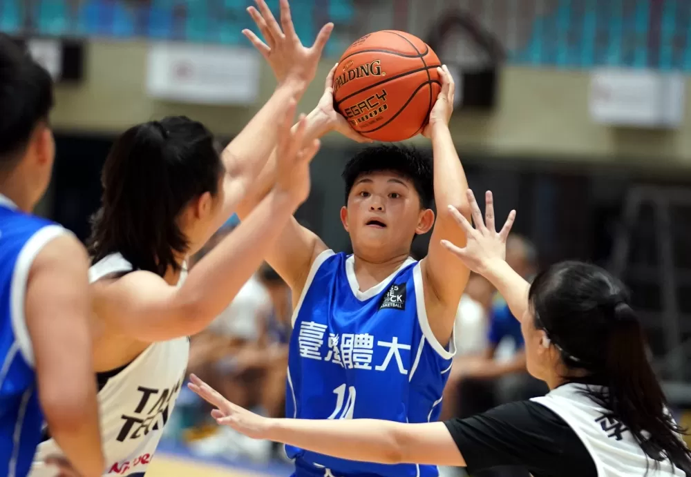 臺體大李思嬡11分10籃板。