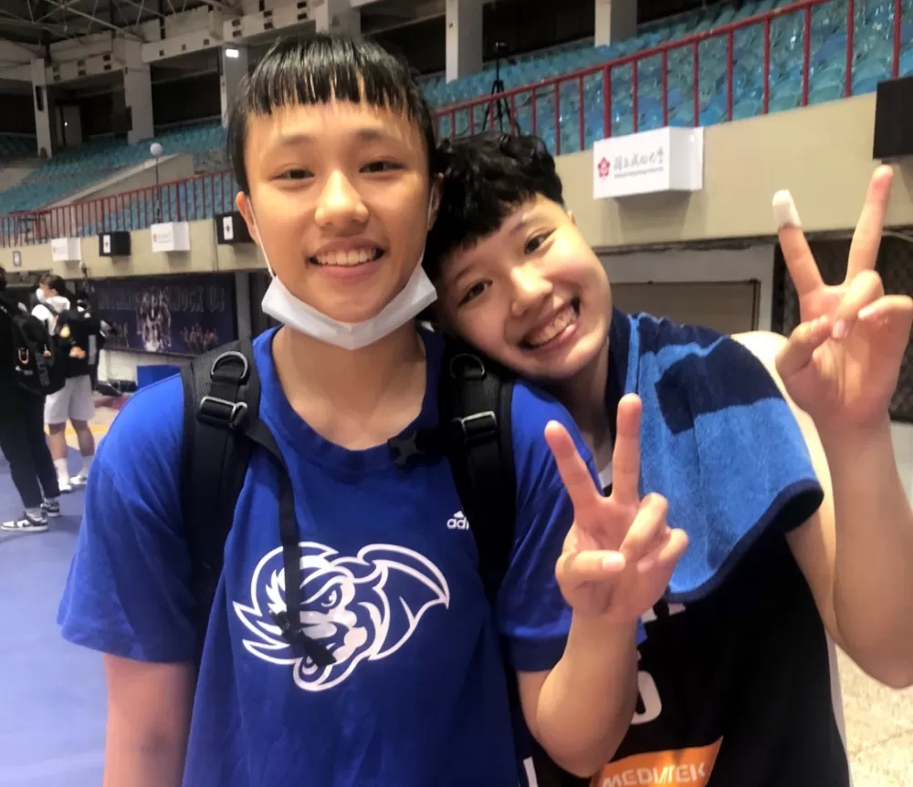 永仁「雙邱」邱群琋（右）、邱敬恩現各披清華、文化戰袍。