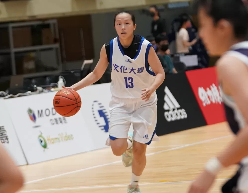 文化大學林佳蓉11分8籃板。