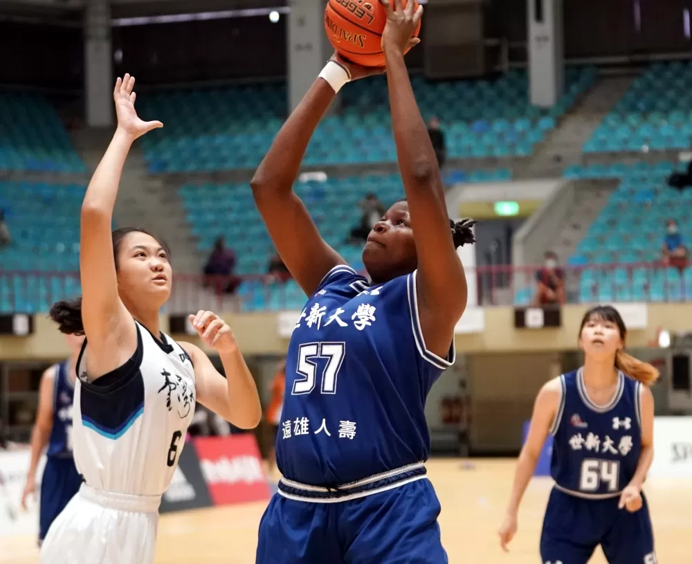 世新大學曲芙柔13分12籃板。
