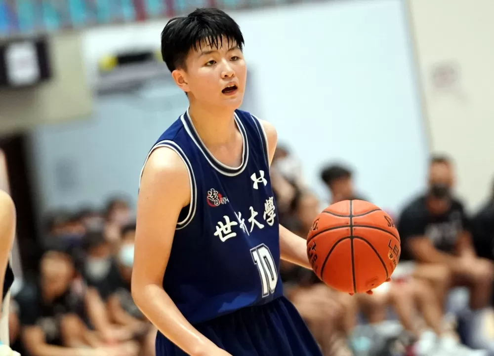 世新大學游沁樺10分8籃板。