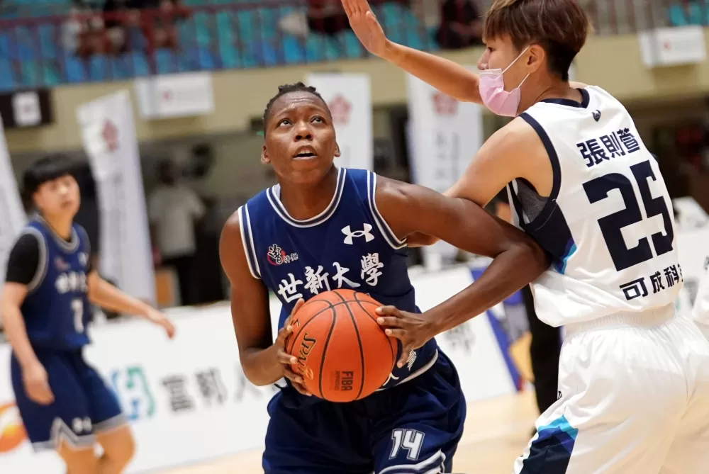 世新大學伊思尤瑪8分12籃板。