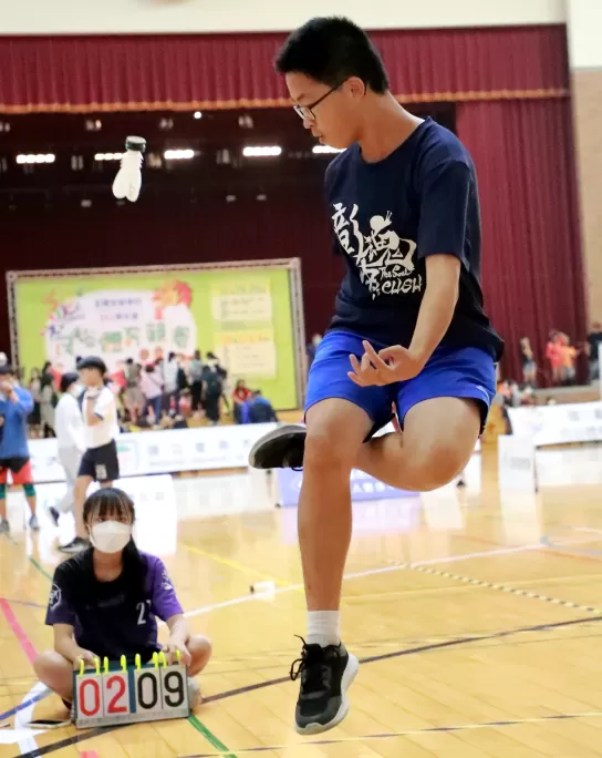 踼毽對抗賽飛躍做「大武」的高難度動作（大會提供）。