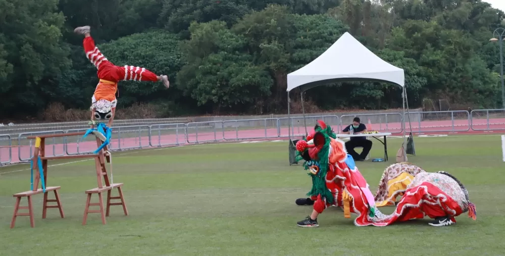 國中組台灣獅東勢國中的大佛頭從三張椅子高度翻跟斗而下（大會提供）。