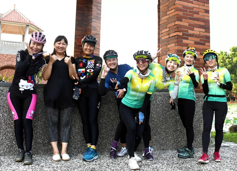 「愛喲!血拾輪」隊癌友參加騎遇福爾摩沙。自行車新文化基金會提供。