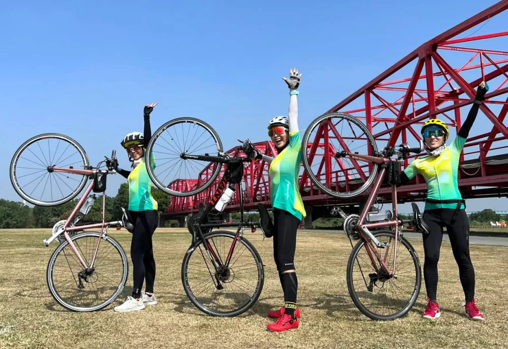 癌友吳瑋萍(中)和林虹汝(右)相揪騎遇福爾摩沙。吳瑋萍提供。