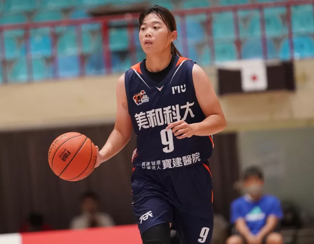 美和科大許可微24分10籃板。