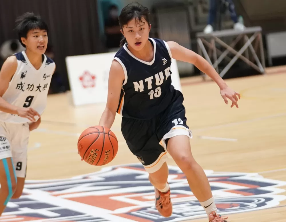 臺北商大鄭芯昀19分9籃板。