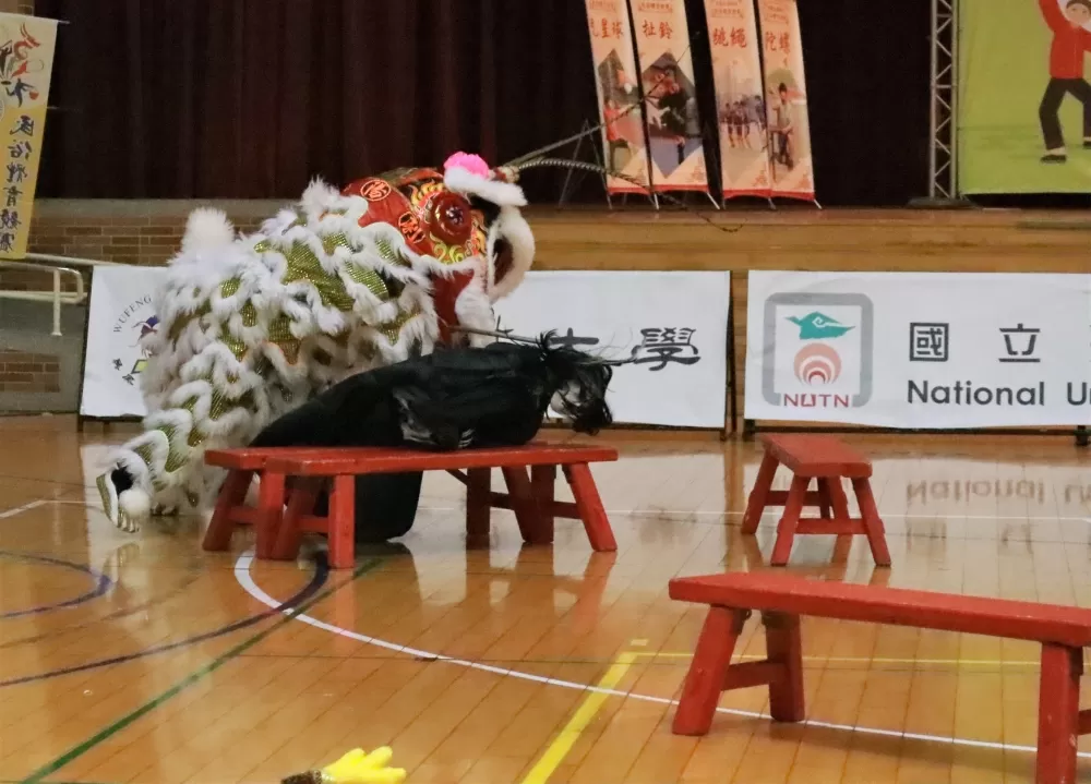 北市大隊醒獅A隊導人萬聖節概念,拿鐵棍壓著女鬼打(大會提供)。