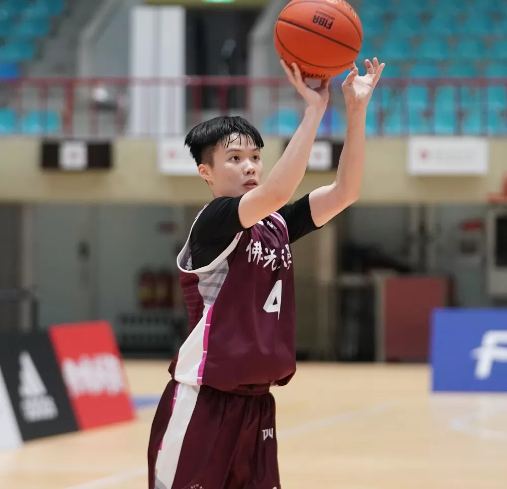 佛光大學李宜樺13分7籃板。