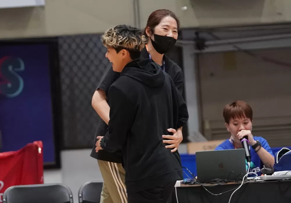 出身文化大學的美和科大教練李依蒨，賽後擁抱前教頭鄭慧芸。