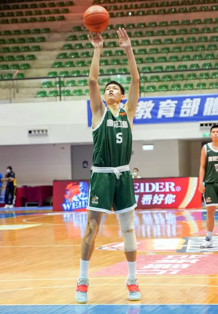高苑197公分中鋒郭俊言飆進20分。