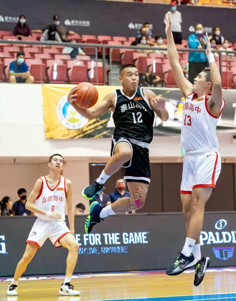 泰山和宜中戰況激烈。侯漢威／攝影。