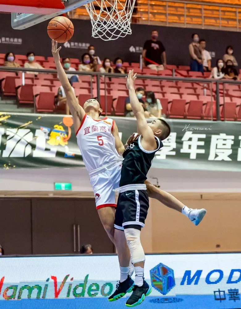 宜中上籃。侯漢威／攝影。