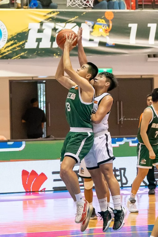 花體（右）將和宜中攤牌。侯漢威／攝影。