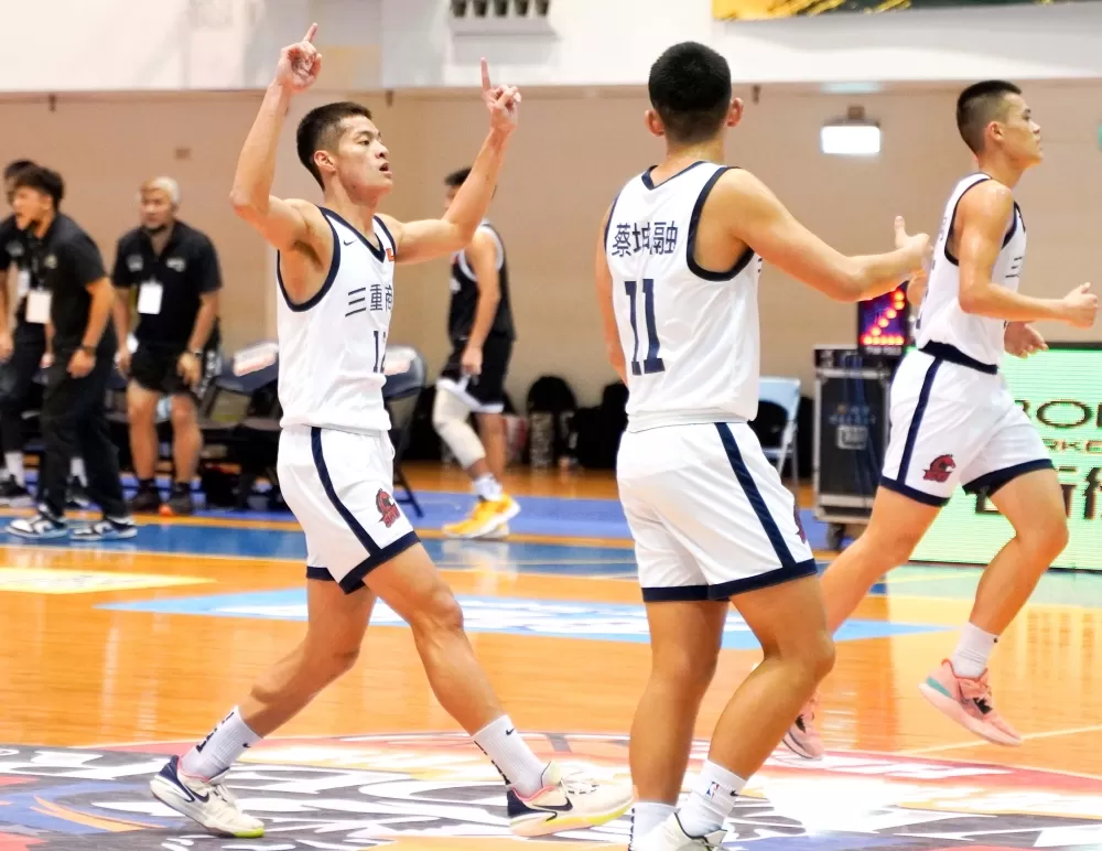 末節飆18分率三重大逆襲後陳皇宇雙手比出勝利手勢。