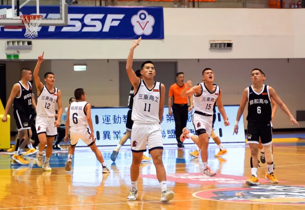 三重蔡坤融飆進三分球後自我激勵。