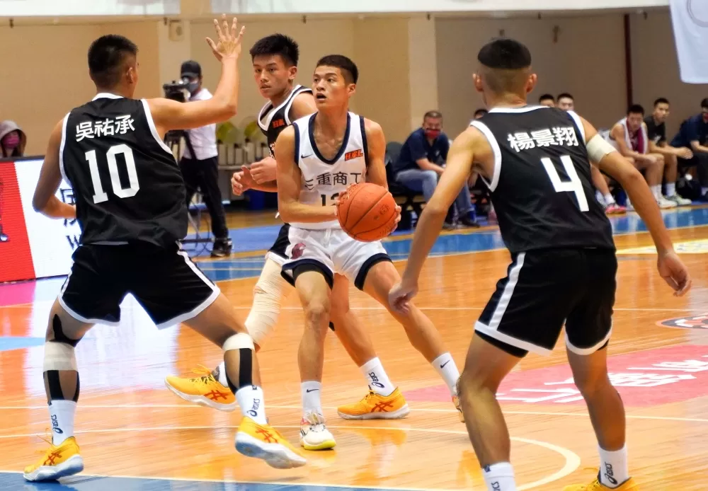 末節飆18分全場26分、14籃板「雙十」的三重逆轉首功陳皇宇持球突破包夾。