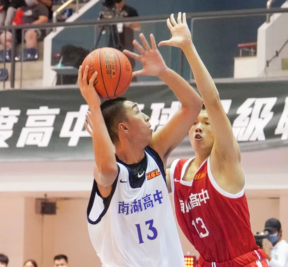 南湖葉哲綸22分、15籃板「雙十」。