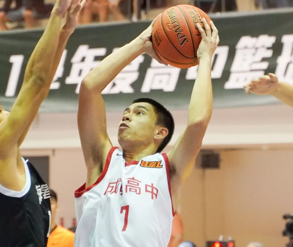 成功鄭仲宸三分球5投中3拿19分。