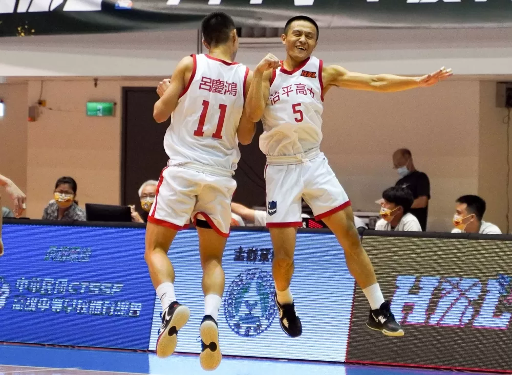 治平大逆轉晉級後戴翊、呂慶鴻互撞慶祝。