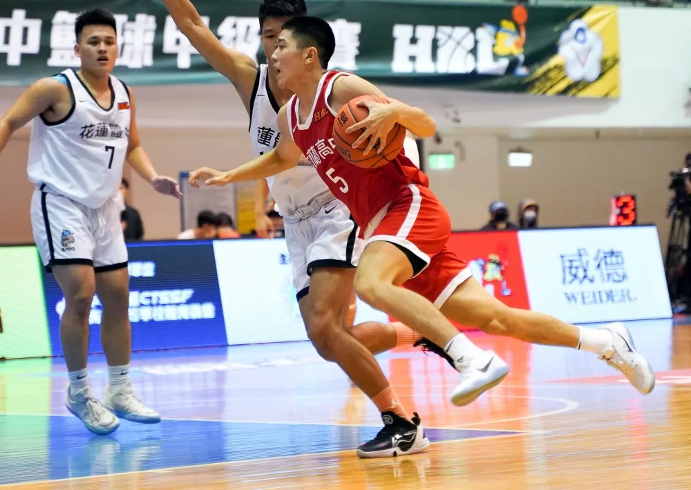 宜中陳吉祥運球突破。